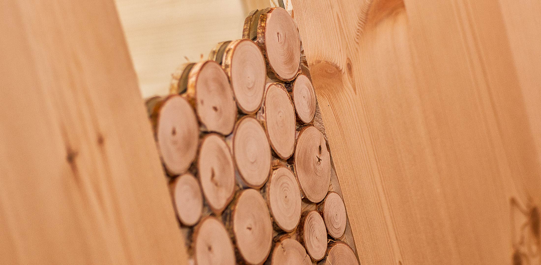 Detail Spiegel mit Holzrahmen